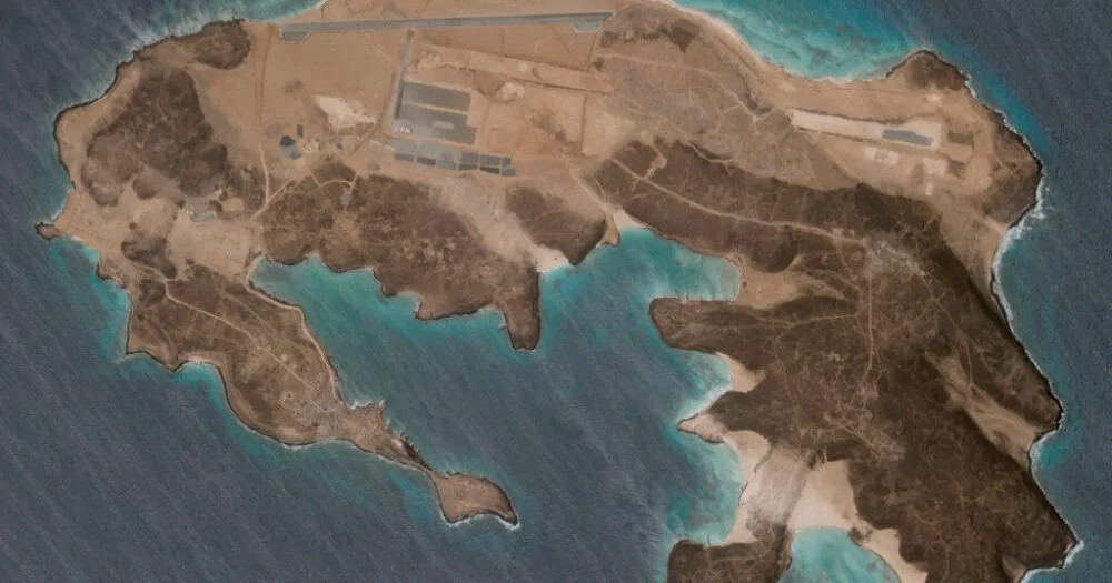 أعمال إنشاء قاعدة جوية ذات مدرج وحظائر طائرات في جزيرة البريم في اليمن 