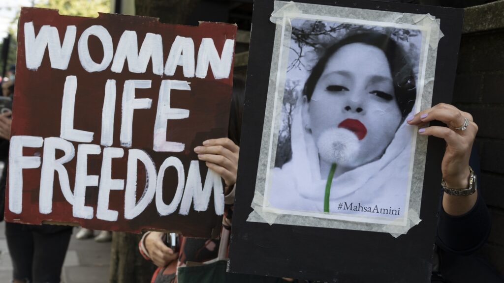 وفاة مهسا أميني تشعل احتجاجات إيران وتستدعي أزمات النظام الاقتصادية والاجتماعية