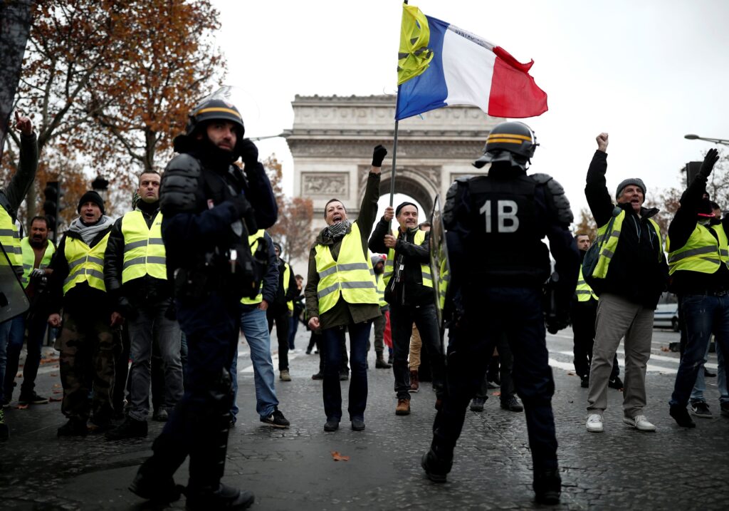 شتاء أوروبا الساخن .. في فرنسا خرج آلاف المتظاهرين إلى الشوارع واشتبكوا مع الشرطة وحطموا نوافذ المتاجر للمطالبة بزيادة الرواتب.